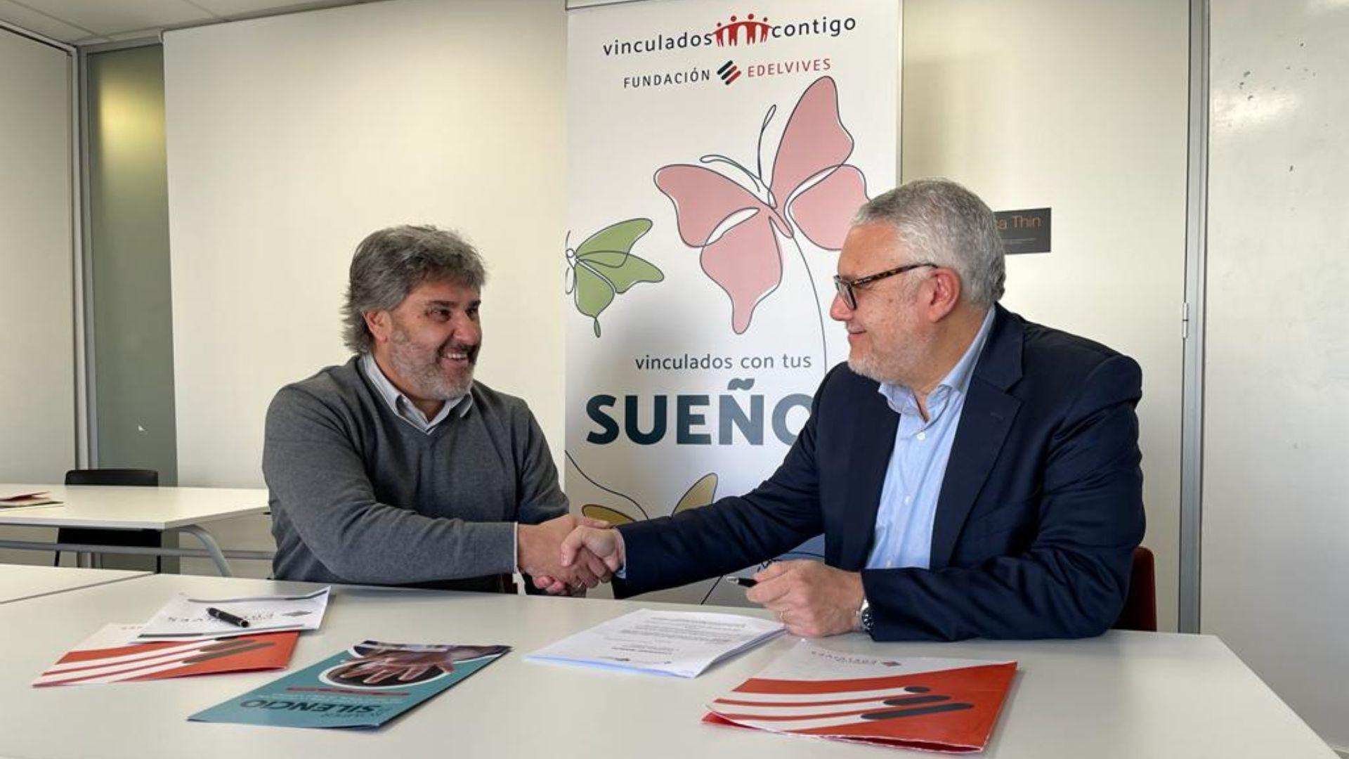 De izquierda a derecha, Juan Pedro Castellano y Raimon Novell durante la firma del acuerdo.